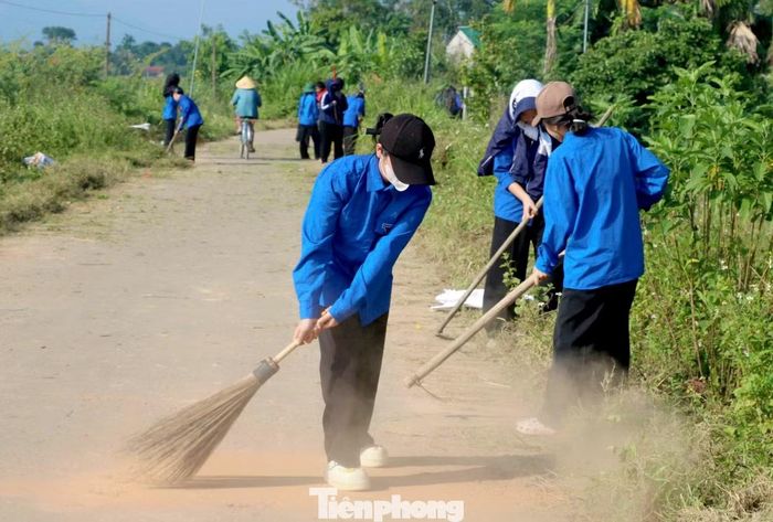  Các lực lượng tập trung nạo vét kênh mương, khơi thông dòng chảy, phát quang cây cối, bụi rậm và vệ sinh đường làng, ngõ xóm. Qua đó, tuổi trẻ địa phương góp phần bảo đảm hệ thống thoát nước thông suốt, phục vụ sản xuất nông nghiệp và xây dựng cảnh quan nông thôn xanh, sạch, đẹp. 