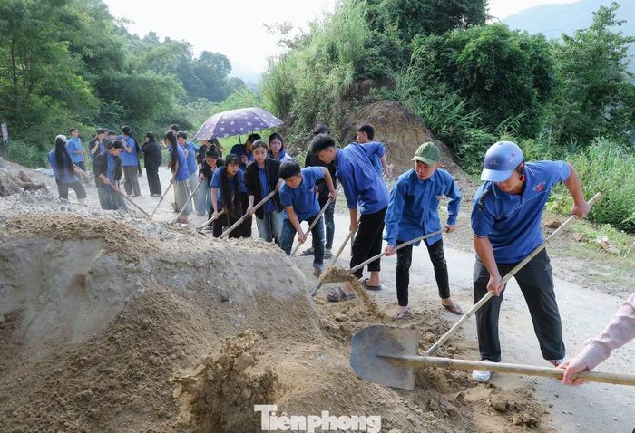 Nổi bật là hoạt động khắc phục điểm sạt lở trên tuyến đường liên thôn tại bản Chắn. Mỗi người một việc, các lực lượng khẩn trương vận chuyển đất đá, san gạt mặt bằng, dọn dẹp khu vực hư hỏng, nỗ lực sớm khôi phục tuyến đường, tạo điều kiện thuận lợi cho người dân, học sinh đi lại an toàn.