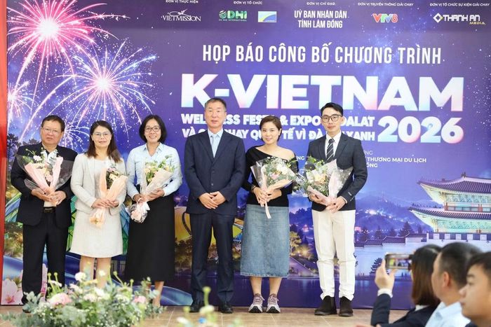 Ban Tổ chức tặng hoa cảm ơn các đơn vị phối hợp thực hiện tại họp báo.