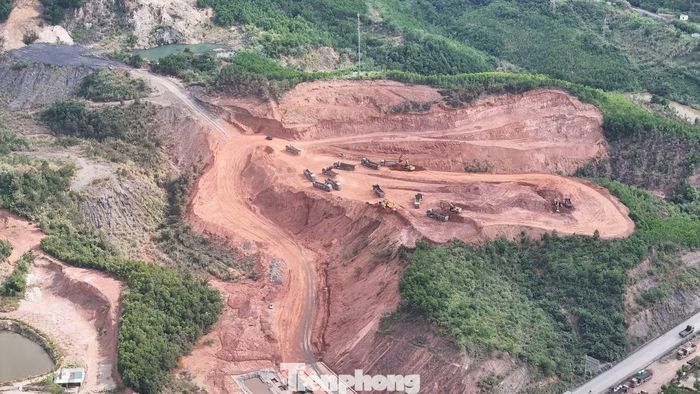 Với hơn 18 triệu m³ đất đá, chủ đầu tư đang bán vật liệu san lấp cho dự án khác.