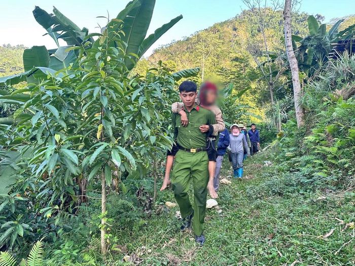 Công an xã Yên Hoa cùng người dân đưa bà C trở về. Ảnh Công an tỉnh Tuyên Quang.
