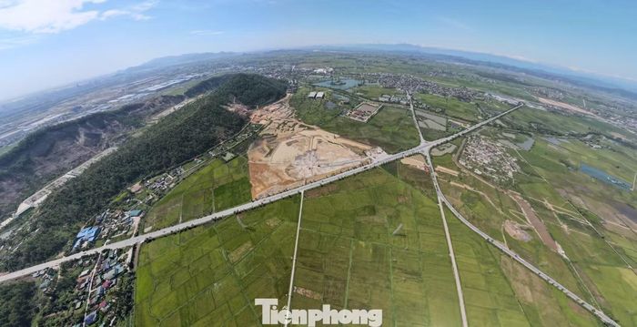 Cao tốc Vinh - Thanh Thủy dài khoảng 60km, điểm đầu kết nối với cao tốc Bắc - Nam tại nút giao Quốc lộ 46, điểm cuối là cửa khẩu Thanh Thủy kết nối với Lào.