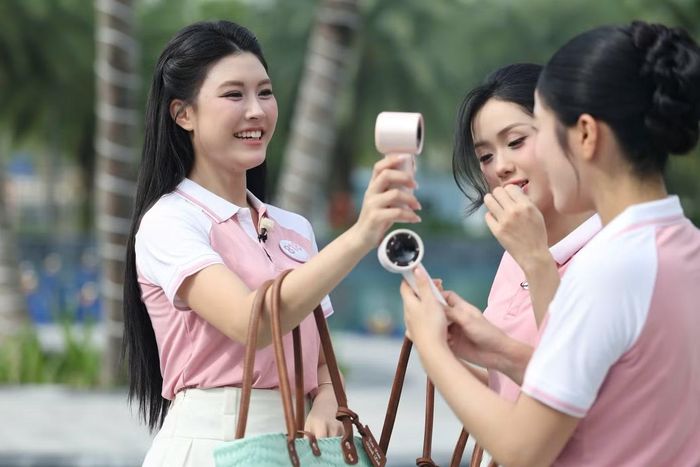 Khi theo học tại BUV, Khánh Linh tiếp tục có tên trong Dean’s List năm 2025, thuộc nhóm 5% sinh viên có điểm cao nhất ngành. Cô cho biết từng nhận giải thuyết trình tốt nhất tại trường, giành hai huy chương vàng, một huy chương bạc ở cuộc thi hùng biện tiếng Anh IVEPrep. Những thành tích này gắn với thói quen tự học được hình thành từ nhỏ.