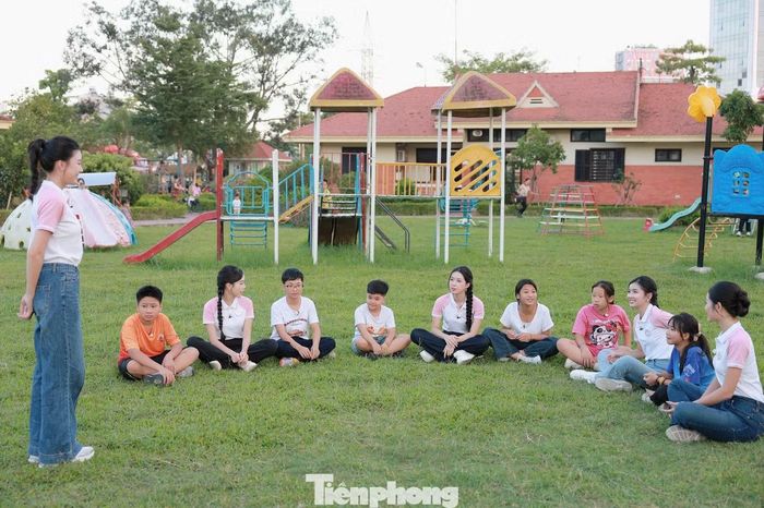 Chuyến thăm Làng trẻ em SOS Hải Phòng để lại trong Khánh Linh nhiều cảm xúc. Cô dạy các bé chơi piano sau đó cùng chơi cờ vua. Sau đó, cô cùng thí sinh dạy các em hát, tham gia những hoạt động tập thể.