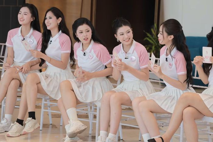  Khánh Linh và các cô gái tham gia phần thi tranh biện với 12 chủ đề, rèn khả năng trình bày quan điểm, xây dựng lập luận và phản biện trước ý kiến khác biệt. Chia sẻ với PV Tiền Phong, Khánh Linh cho biết cô là thủ khoa APU năm học 2023-2024, đạt danh hiệu học sinh xuất sắc nhất khối trong bốn năm trung học và có điểm trung bình tích lũy (GPA) 4.6. Cô từng nhận học bổng từ 6 đại học tại Mỹ với tổng giá trị hơn 500.000 USD. 