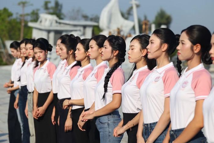 Sáng 13/10, Hà Phương cùng Top 25 dâng hương tại Bến tàu không số K15. Là người con Hải Phòng, cô xúc động khi được tìm hiểu sâu hơn về những chuyến đi và sự hy sinh của thế hệ trước. Chuyến thăm đưa cô đến gần hơn với những câu chuyện lịch sử trên chính quê hương mình.