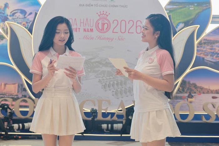 Hà Phương tham gia phần thi tranh biện với hệ thống 12 chủ đề. Bên cạnh việc xây dựng lập luận, các thí sinh phải lắng nghe, phản hồi trước ý kiến khác biệt. Với cô gái từng làm MC, đây là dịp thực hành cách trình bày rõ ràng và điều chỉnh lời nói theo diễn biến cuộc trao đổi.