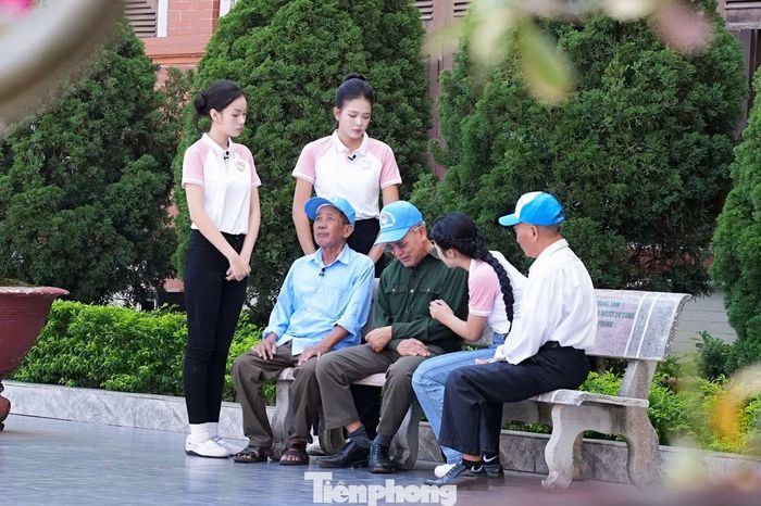 Cảm xúc ấy được nối tiếp khi Hà Phương lắng nghe các cựu chiến binh kể chuyện chiến trường. Những ký ức về đồng đội, mất mát khiến cô thêm trân trọng cuộc sống hòa bình. Cô cho biết những cuộc gặp nhắc mình cần nỗ lực trong học tập, rèn luyện và có trách nhiệm với những việc đang làm.