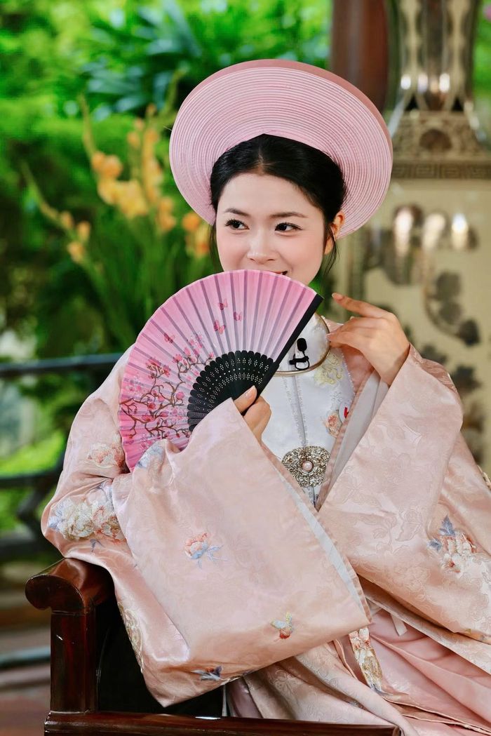 Tại xưởng gốm Chu Đậu, Hà Phương mặc áo Nhật Bình, thực hiện thử thách chụp ảnh tìm Đại sứ Thể thao và Thời trang.