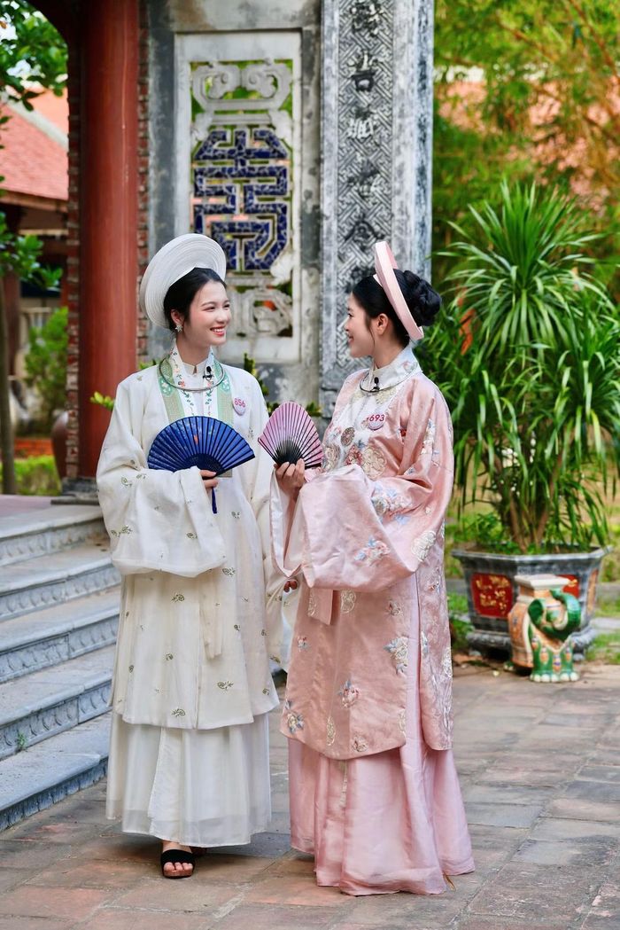 Không gian xưởng gốm trở thành bối cảnh để các thí sinh thể hiện trang phục, tìm hiểu nghề truyền thống.