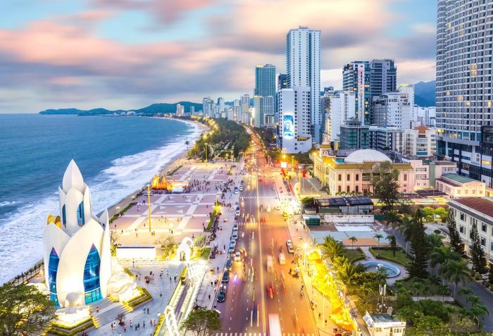 GRDP 9 tháng năm 2026 của Khánh Hòa ước tăng 11,21%, đứng thứ 8/34 tỉnh, thành phố cả nước. Tỉnh tiếp tục đặt mục tiêu tăng trưởng 10,2% cả năm và phấn đấu cao hơn.