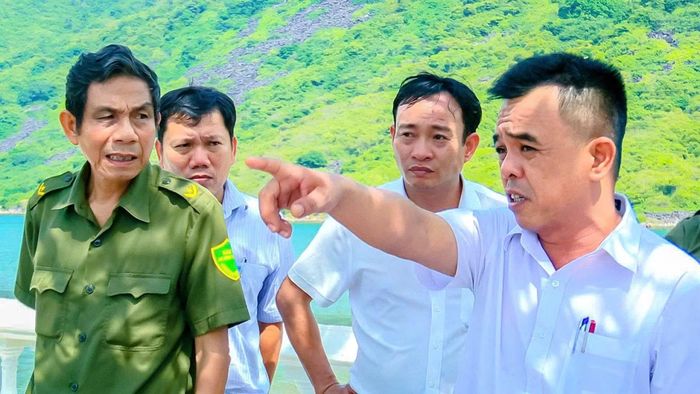 Ông Nguyễn Thanh Sơn - Chủ tịch UBND phường Nha Trang (bìa phải), thúc đẩy giải phóng mặt bằng dự án ở tổ dân phố Bích Đầm.