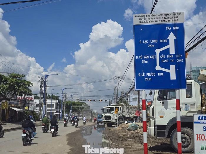 Ban QLDA kiến nghị Trung tâm Phát triển quỹ đất, UBND các phường liên quan khẩn trương chi trả dứt điểm, bàn giao mặt bằng các trường hợp còn lại, phê duyệt chính sách, bố trí tái định cư cho các trường hợp còn lại (140 nền), các đơn vị sớm di dời hạ tầng kỹ thuật để thi công dự án.