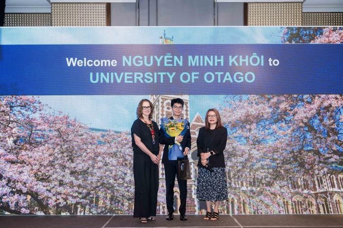 Bạn Minh Khôi (giữa) tại Lễ trao học bổng Chính phủ New Zealand 2026 cùng đại diện Đại học Otago. Ảnh: ENZ