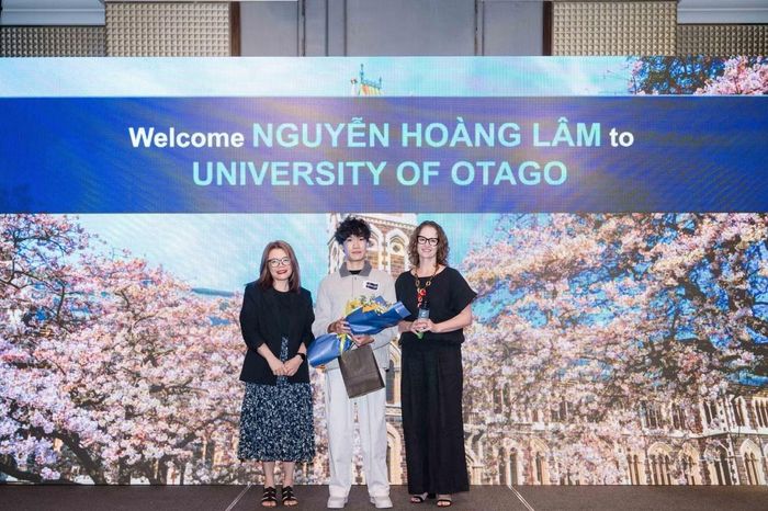 Bạn Hoàng Lâm (giữa) trong Lễ trao học bổng Chính phủ New Zealand 2026 cùng đại diện Đại học Otago. Ảnh: ENZ