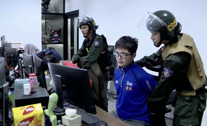 Công an đột kích một trong các địa điểm làm việc của XoilacTV. Ảnh: A05.