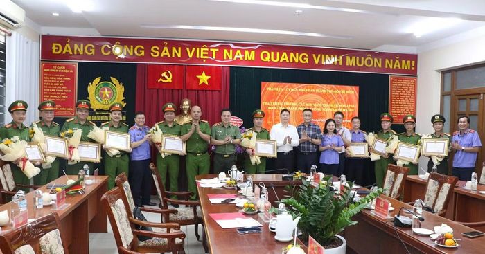 Chiều 20/10, Công an TPHCM tổ chức khen thưởng các tập thể, cá nhân có thành tích trong đấu tranh, triệt phá đường dây này.