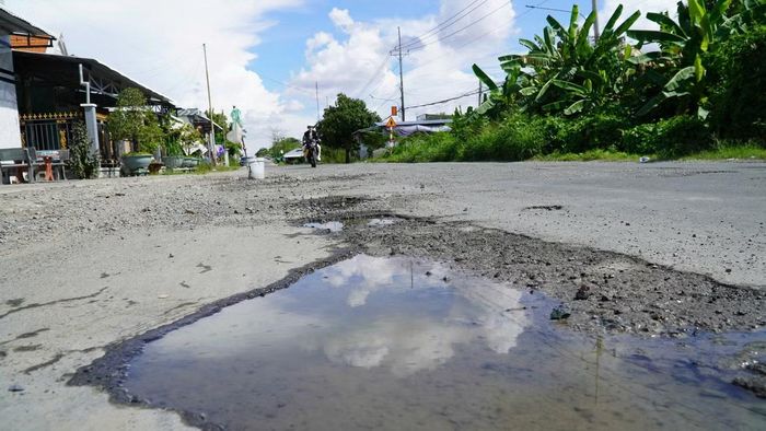 Theo UBND xã Bình Giang, đoạn QL80 đi qua địa bàn xã dài khoảng 8,5 km, do Sở Xây dựng tỉnh An Giang quản lý. Tuyến đường huyết mạch nên lưu lượng phương tiện lớn, gần đây xuống cấp nghiêm trọng. Hệ thống thoát nước nhiều đoạn bị tắc nghẽn gây ngập, làm mặt đường bong tróc nhanh hơn. Xã đã báo cáo, kiến nghị Sở Xây dựng, UBND tỉnh An Giang sớm có phương án sửa chữa, nâng cấp tuyến đường.
