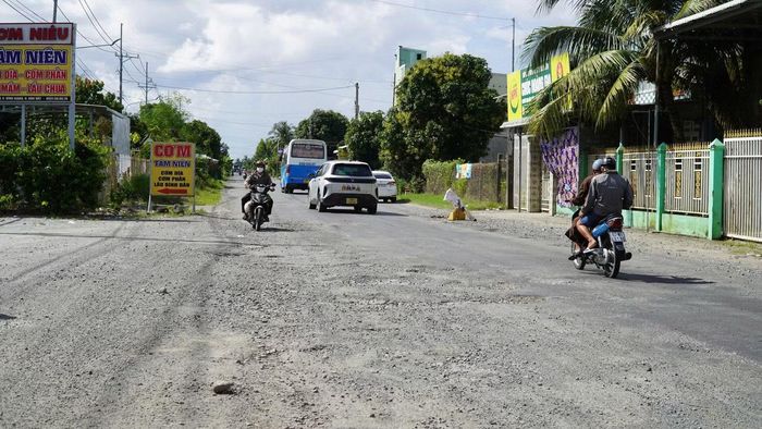 Do xuống cấp, lượng phương tiện qua lại lớn, người dân sống dọc QL80 ngoài chịu cảnh mất an toàn giao thông, còn phải chịu cảnh mưa ngập, sình lầy, còn nắng bụi mù mịt.