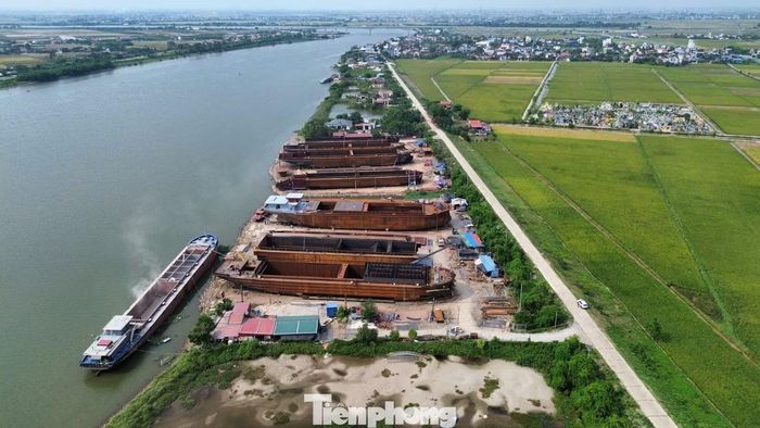 Trao đổi với phóng viên Báo Tiền Phong, ông Nguyễn Văn Dũng, Phó Chủ tịch UBND xã Nghĩa Sơn, tỉnh Ninh Bình cho biết sau sáp nhập, địa bàn xã có tuyến sông kéo dài hơn 15km; tổng chiều dài hai bên tuyến sông Ninh Cơ và sông Đáy qua địa bàn hơn 30km. Cùng với truyền thống đóng tàu hình thành từ sau năm 2000, đây là những yếu tố khiến địa phương tập trung nhiều cơ sở đóng tàu và bến bãi hơn so với một số khu vực khác.