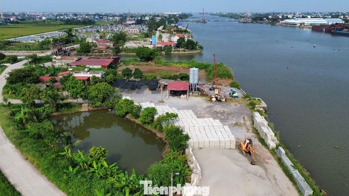 Đối với các cơ sở đóng tàu, phần lớn hoạt động theo hình thức gia công, tiếp nhận thiết kế và phôi thép từ nơi khác để hàn, lắp ráp. Do lực lượng công nhân hạn chế, trong khi các phương tiện thủy nội địa có tải trọng lớn, từ 2.000-5.000 tấn, thời gian hoàn thiện mỗi con tàu thường kéo dài từ 1-1,5 năm. Quy mô sản xuất lớn, thời gian đóng tàu kéo dài khiến việc xử lý các phương tiện đang đóng dở tại những khu vực có vi phạm trở thành vấn đề phức tạp, nhất là khi liên quan đến chi phí đầu tư và việc di dời tài sản.