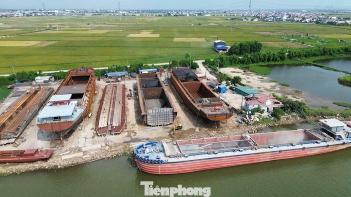 Về lâu dài, địa phương đang phối hợp xây dựng quy hoạch chung, định hướng bố trí các cơ sở sản xuất, đóng tàu vào khu vực tập trung, dự kiến có các âu tàu và hệ thống xử lý môi trường đáp ứng tiêu chuẩn. Theo lãnh đạo xã, chỉ sau khi các chủ cơ sở di dời toàn bộ tài sản, hoàn trả mặt bằng, địa phương mới hướng dẫn thực hiện thủ tục đề xuất thuê đất và lập dự án theo quy định pháp luật.