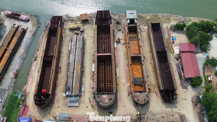 Theo thống kê sơ bộ của UBND xã Nghĩa Sơn, địa phương hiện có khoảng 12 cơ sở đóng tàu và 11 bến bãi tập kết vật liệu xây dựng, gồm cả doanh nghiệp và hộ kinh doanh cá thể, với tổng diện tích khoảng 45-50ha. Đáng chú ý, theo lãnh đạo xã, nhiều bến bãi kinh doanh vật liệu xây dựng nằm trên diện tích đất ở của người dân ven sông, có dấu hiệu sử dụng đất sai mục đích, trong khi chưa được cấp phép hoạt động bến thủy nội địa.