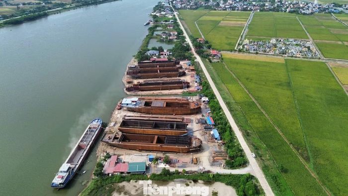 Để xử lý, UBND xã đã triển khai các tổ công tác kiểm tra định kỳ hằng tuần, đo đạc và ghi nhận hiện trạng từng bến bãi, trong đó xác định diện tích sử dụng, số lượng tàu đang đóng dở và các hạng mục liên quan. Các hộ dân, chủ cơ sở được yêu cầu ký biên bản xác nhận hiện trạng, làm căn cứ phục vụ công tác quản lý và xử lý theo quy định. Song song với kiểm tra, lập hồ sơ, địa phương tổ chức tuyên truyền, đối thoại, vận động các hộ tự giác tháo dỡ lán trại tạm, di dời vật liệu và cẩu giàn. Những trường hợp cố tình không chấp hành hoặc tiếp tục phát sinh hành vi lấn chiếm sẽ bị lập hồ sơ, xử lý vi phạm hành chính theo quy định.