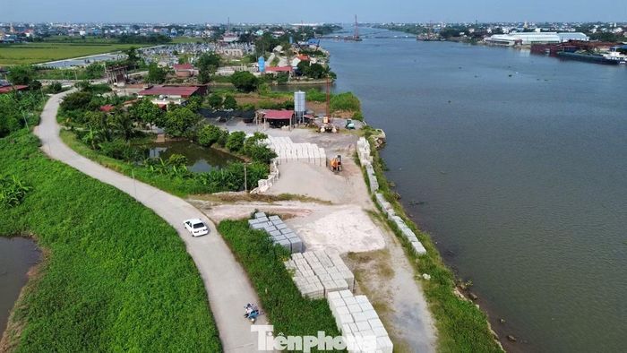 UBND xã cũng cho biết sẽ tăng cường kiểm soát, không để các cơ sở tiếp tục hạ thủy tàu mới hoặc xây dựng thêm công trình vi phạm quy định về đê điều, hành lang thoát lũ.