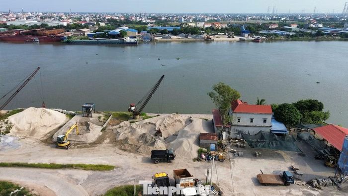 Lãnh đạo UBND xã Nghĩa Sơn nhìn nhận hoạt động đóng tàu và tập kết vật liệu xây dựng góp phần tạo việc làm, tăng thu nhập cho lao động địa phương. Tuy nhiên, các hoạt động này cũng tiềm ẩn nguy cơ ô nhiễm nguồn nước, tiếng ồn, phát sinh chất thải sơn, kim loại, đồng thời đặt ra yêu cầu bảo đảm an toàn đối với hành lang lưới điện và hệ thống đê điều.