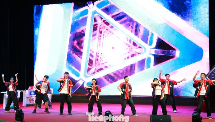 Đoàn viên thanh niên Học viện Kỹ thuật Quân sự góp thêm không khí sôi động cho đêm chung kết.