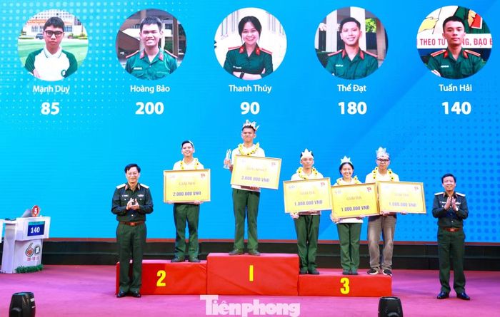 Lãnh đạo Học viện Kỹ thuật Quân sự trao giải Nhất, Nhì, Ba cho 5 thí sinh.