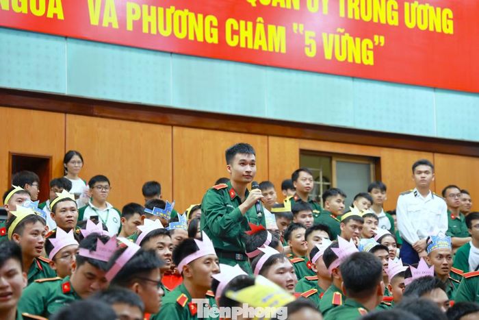 Các học viên từ hàng ghế khán giả hào hứng hòa vào cuộc thi.