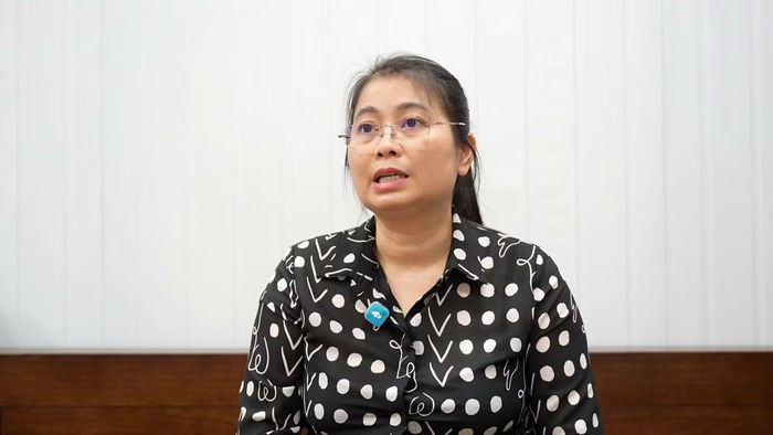 Bà Đỗ Thanh Hương, Hiệu trưởng nhà trường trao đổi thông tin với PV.
