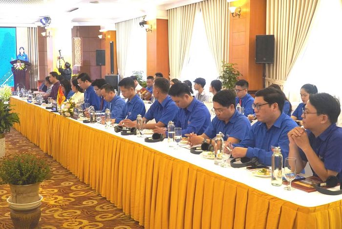 Đại biểu thanh niên hai nước tham dự diễn đàn diễn ra tại Huế.