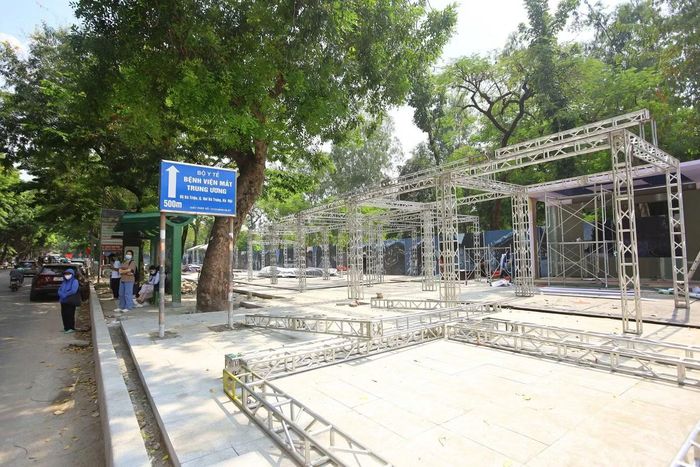 Các gian hàng nằm liền kề nhau tạo thành những không gian trải nghiệm, như khu gian hàng của Sở Công Thương Hà Nội, khu gian hàng của phường Hai Bà Trưng quy tụ nhiều món ăn, đặc sản...