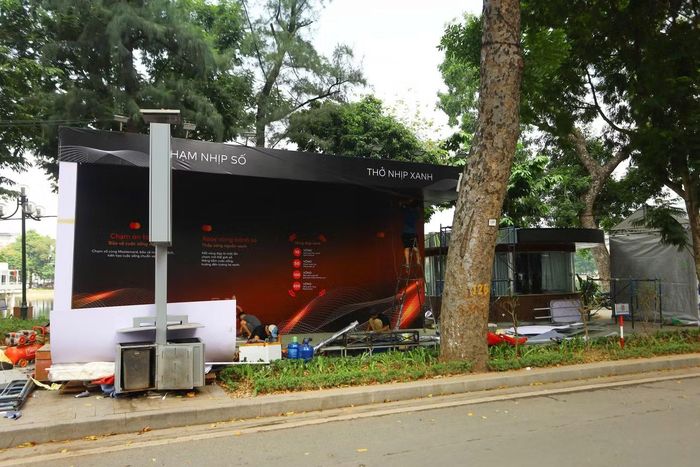 Các gian hàng được hoàn thiện từng phần, từ hệ thống nhận diện đến cách bố trí không gian. Nhận diện của Mastercard đã được đưa lên gian hàng.