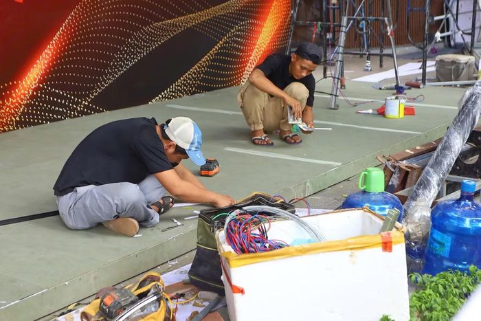 Tại nhiều gian hàng, công nhân và nhân viên kỹ thuật tiếp tục lắp đặt, chỉnh trang từng hạng mục, chuẩn bị cho các hoạt động trải nghiệm dành cho khách tham quan.