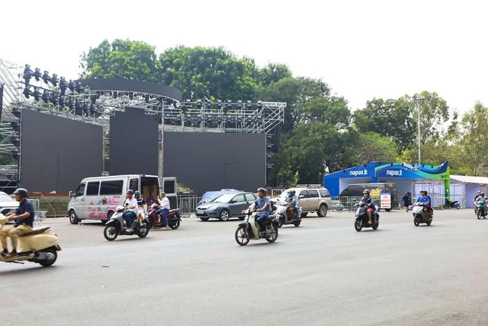 Sân khấu Sóng Festival 2026 dần hoàn thiện, sẵn sàng trở thành tâm điểm của các hoạt động âm nhạc và giải trí. Cùng với không gian gần 70 gian hàng, khu vực trình diễn góp phần tạo nên bức tranh lễ hội kết hợp công nghệ, thanh toán số và âm nhạc giữa lòng Thủ đô.