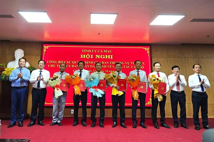 Lãnh đạo tỉnh Cà Mau trao quyết định của Ban Thường vụ Tỉnh uỷ về việc điều động, bổ nhiệm cán bộ.