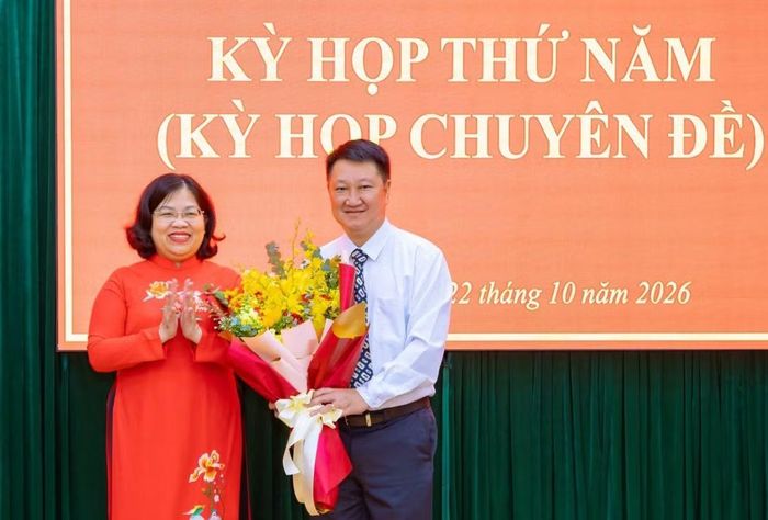 Phó Chủ tịch HĐND TPHCM Nguyễn Trường Nhật Phượng tặng hoa chúc mừng ông Nguyễn Ngọc Văn.