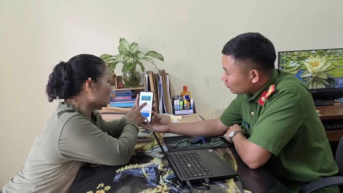 Người phụ nữ trình báo việc bị kẻ gian lừa, chiếm đoạt hơn 1,5 tỷ đồng. Ảnh: N.N.