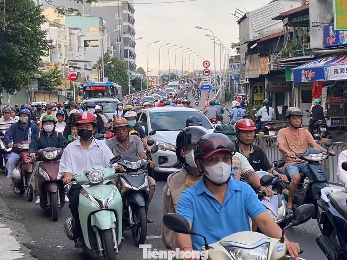 Người dân TPHCM phải thường xuyên chịu cảnh kẹt xe. Ảnh: Hữu Huy.