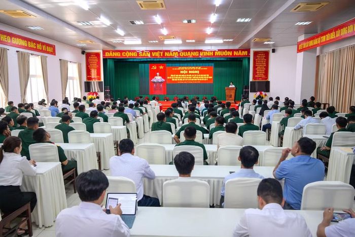 UBND tỉnh An Giang tặng bằng khen cho các tập thể, cá nhân có thành tích xuất sắc trong công tác tìm kiếm, quy tập và xác định danh tính hài cốt liệt sĩ. (Ảnh: Nhật Huy)