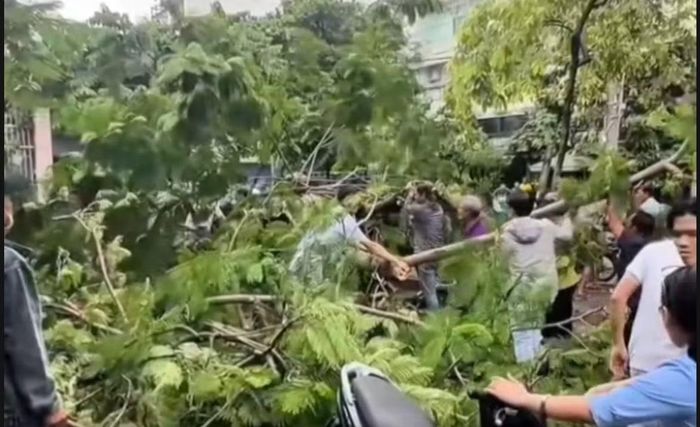 Người dân nhanh chóng vào ứng cứu người bị nạn.