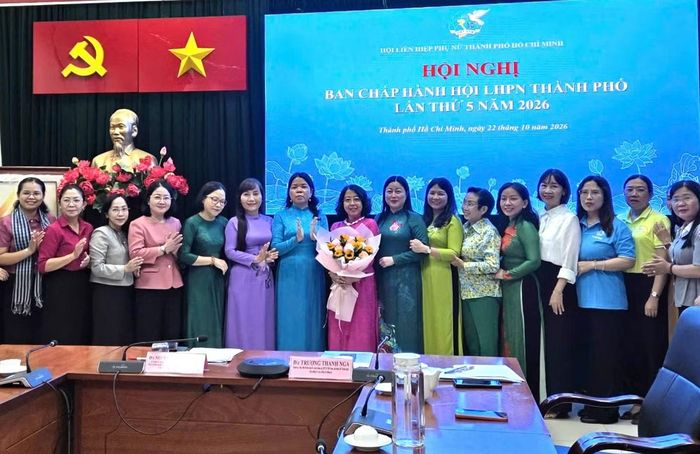 Lãnh đạo Đảng ủy Cơ quan MTTQ Việt Nam TPHCM và Thường trực Hội Liên hiệp Phụ nữ TPHCM tặng hoa chúc mừng bà Mai Thị Hồng Hoa. Ảnh: CTV