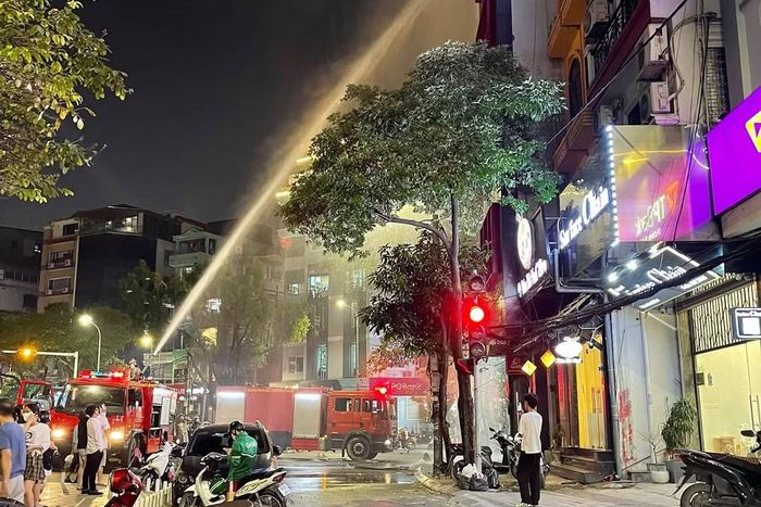 Xe chữa cháy có mặt tại hiện trường dập lửa.