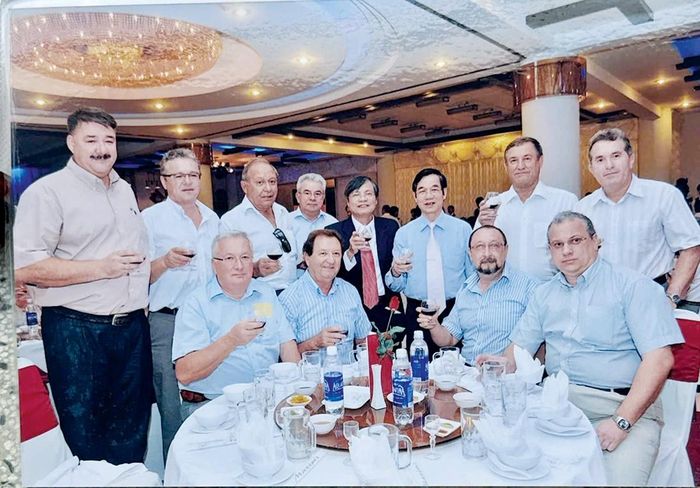 PGS.TS Hoàng Văn Quý (người đứng, thứ 4 từ phải sang) với những người bạn Nga (ảnh: NVCC)