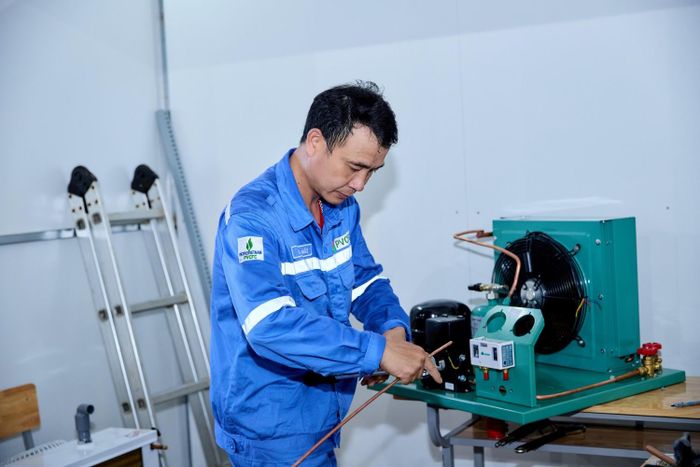 Mỗi thao tác chuẩn xác tại Hội thi không chỉ thể hiện quyết tâm rèn luyện, nâng cao tay nghề của anh Lê Đình Mão mà còn gửi gắm thông điệp tới các kỹ sư, công nhân trẻ: Vững tin, nhiệt huyết và không ngừng vươn lên.