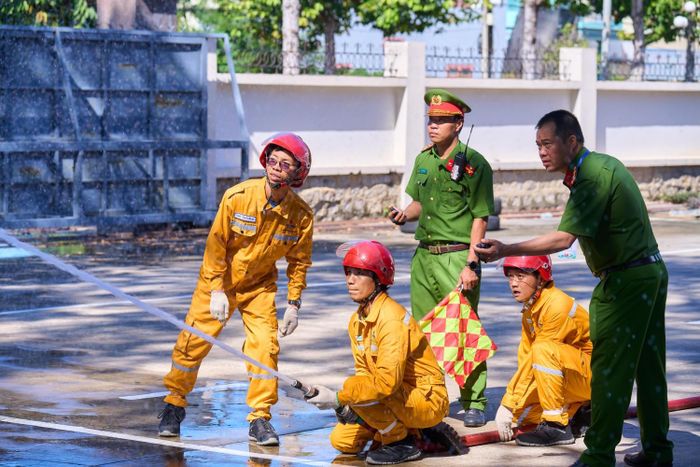 Từng thao tác chính xác, từng phút giây nỗ lực hết mình ghi dấu ấn đẹp trên hành trình nghề nghiệp của người thợ dầu khí.